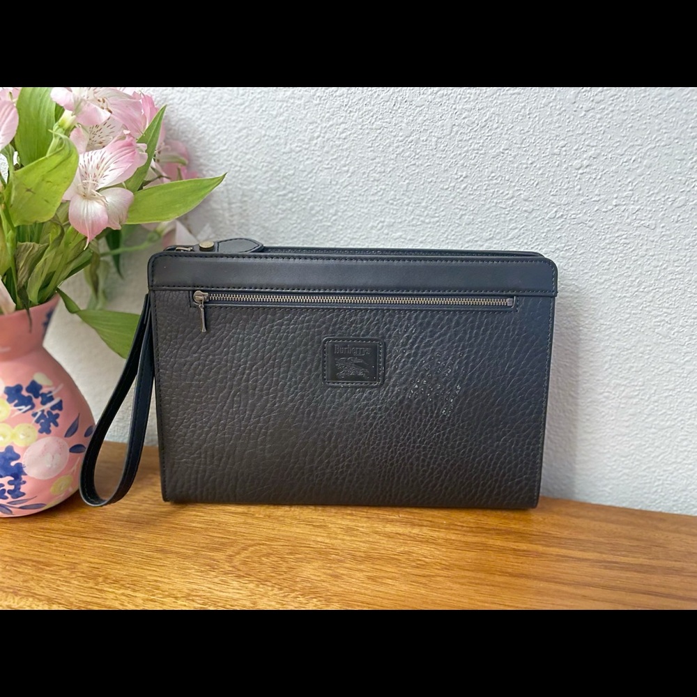 Authentic 🇬🇧 BURBERRY Pebbled Leather Clutch Bag